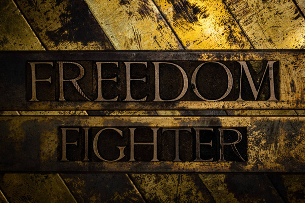 Mensaje de texto de Freedom Fighter sobre fondo de cobre y oro texturizado grunge - Foto, imagen