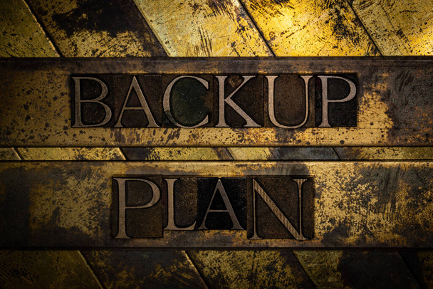 Backup-Plan-Text auf texturiertem Kupfer und Gold-Hintergrund - Foto, Bild