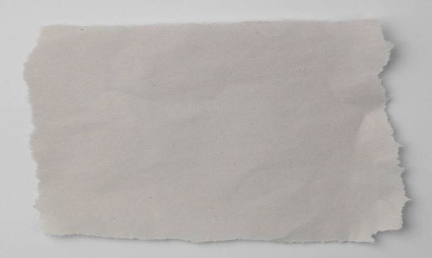 Een stuk gescheurd papier  - Foto, afbeelding