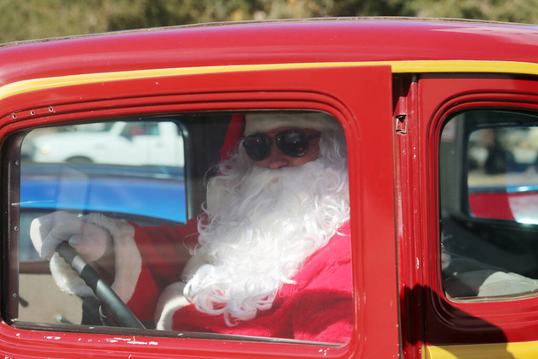 Noel Baba. - Araba. Noel zamanı. Noel hediyesi. Noel Baba, Noel için Red Hot Rod yarış arabası getiriyor. Noel Baba Noel için hazırlanır. Noel Baba tatilde. Noel hediyelerini teslim ediyorum. Noel Baba Hot Rod araba kullanıyor. Ho Ho Ho. - Fotoğraf, Görsel