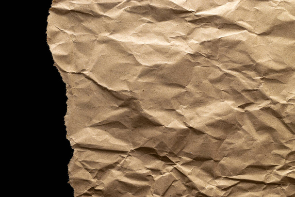 Roztrhané plavidlo. Textura papíru Kraft pozadí. Starý řemeslný karton izolovaný na černém. Pro design, dekoraci a koncepci přírodního pozadí - Fotografie, Obrázek