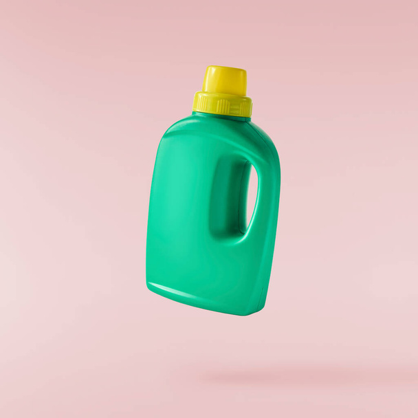 Produto de limpeza para uso doméstico. Uma garrafa de plástico caindo no ar  - Foto, Imagem