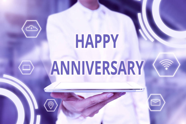Inspiration showing sign Happy Anniversary. Business approach The annually recurring date of a past event celebration Lady Uniform Standing Tablet Hand Presenting Virtual Modern Technology - Fotoğraf, Görsel