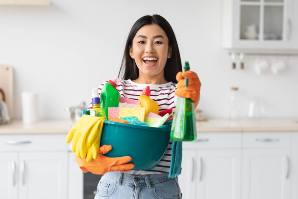 Lächelnd asiatische Haushälterin Reinigung Wohnung, Kopierraum - Foto, Bild