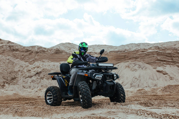 ATV verseny a homokon. A szélsőséges és a sport fogalma. - Fotó, kép