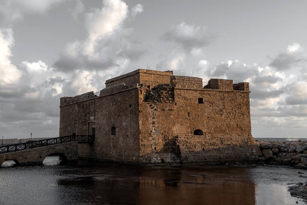 Medieval Paphos castle and mediterranean sea coast. Cyprus - Foto, Imagem