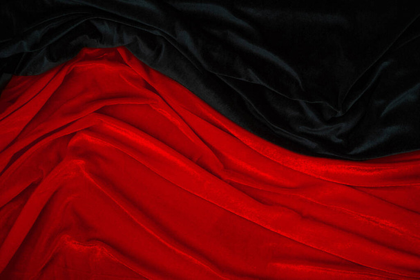 Велюр красный ткань занавески фон абстрактный черный фон. Бесформенная пустая поверхность подходит для создания уютного, приятного, мягкого, теплого, зимнего, осеннего, праздничного, дорогого дизайна. копировальное пространство - Фото, изображение