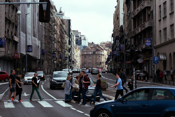 Belgrád, Szerbia - 2019. szeptember 29.: Forgalmas gyalogos átkelőhely a Brankova utcában - Fotó, kép
