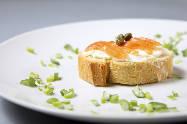 Крупный план традиционных еврейских сэндвичей со сливочным сыром, лососем и каппари
 - Фото, изображение