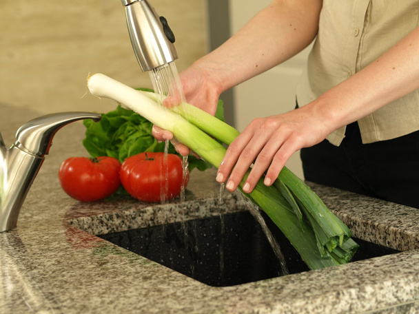 Lavado de verduras - Foto, Imagen