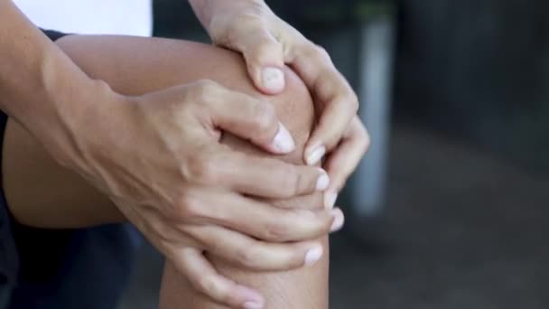 Біль у коліні жінка, яку вона масажувала, біль у коліні молодих жінок, концепція охорони здоров'я
 - Кадри, відео
