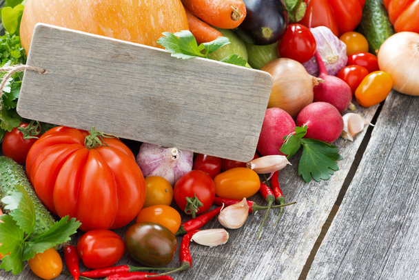 Ассорти свежих сезонных овощей и деревянная табличка
 - Фото, изображение
