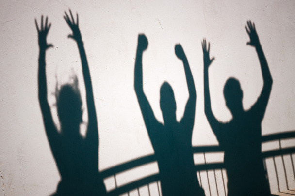 Тени экстатичных людей
 - Фото, изображение