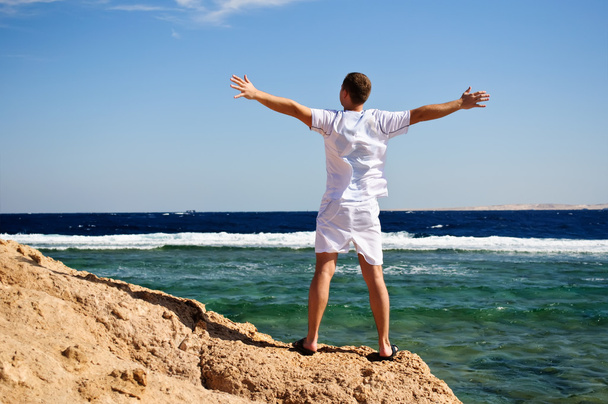 Фотографія енергійний і задоволені людини на пляжі в Єгипті - Фото, зображення