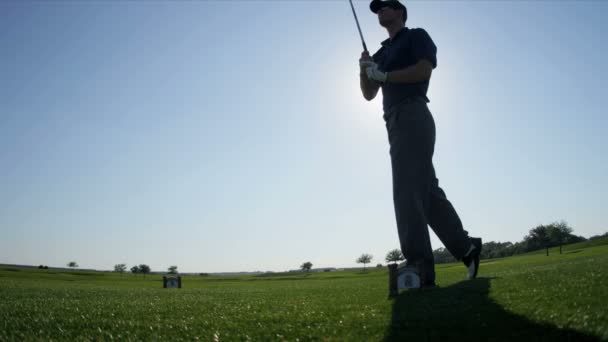 golfozó néz a labda - Felvétel, videó
