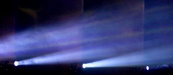 Різнокольорові світлові театральні прожектори на темному фоні
 - Фото, зображення