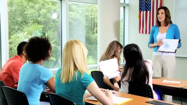 Estudantes em sala de aula com tutor
 - Filmagem, Vídeo