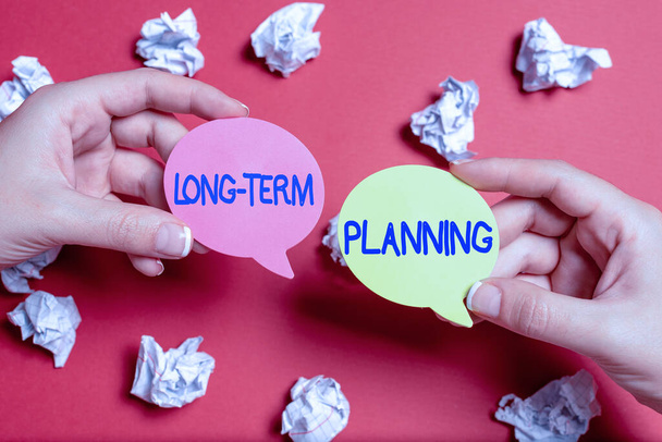 Text caption presenting Long Term Planning. Business overview establishing goals that you expected to achieve Brainstorming Problems And Solutions Asking Relevant Questions - Foto, immagini