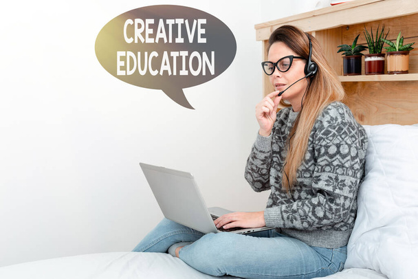 Text caption presenting Creative Education. Word Written on students able to use imagination and critical thinking Student Learning New Things Online, Casual Internet Surfing And Browsing - Zdjęcie, obraz