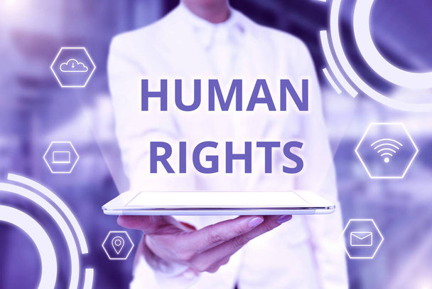Inspiráció, amely az emberi jogok jeleit mutatja. Koncepció jelentése egyenlő harc a jogaidért individualitás Lady Uniform Standing Tablet Hand Bemutató Virtuális Modern Technológia - Fotó, kép