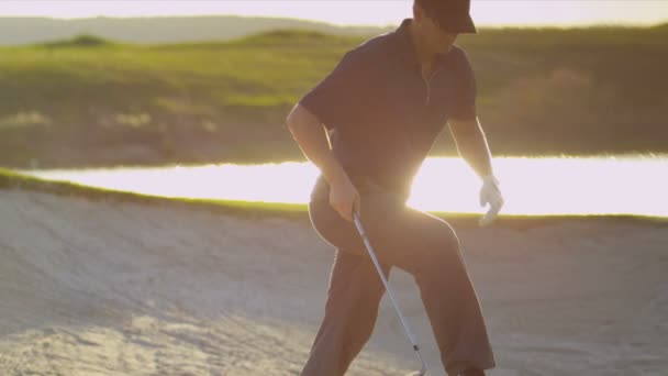 Golfista saliendo del campo de golf
 - Imágenes, Vídeo
