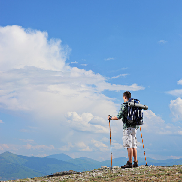 Hiker standing on mountain top - Fotoğraf, Görsel
