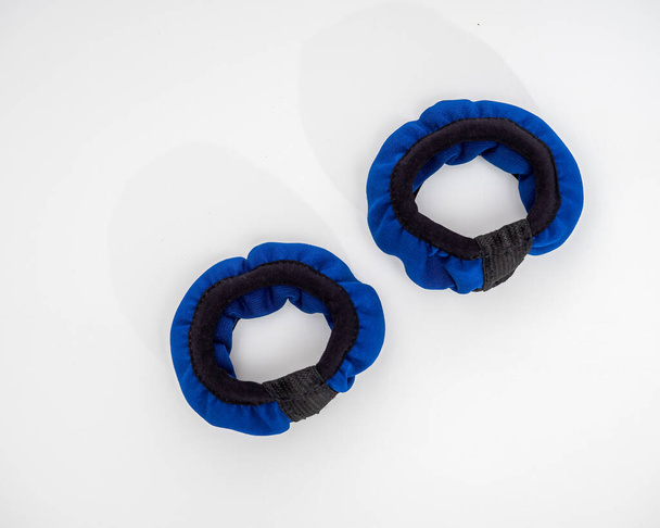 Paar blauwe handgewichten voor fitnesslessen op een witte achtergrond bovenaanzicht - Foto, afbeelding