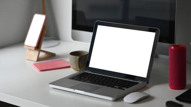 Espaço de trabalho do fotógrafo com dispositivo mockup laptop de tela em branco, computador e smartphone. - Foto, Imagem
