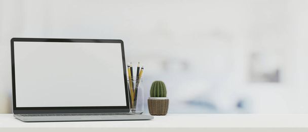 Imagen burlona de la computadora portátil abierta en la mesa superior y espacio libre para su copia, fondo borroso, representación 3d, ilustración 3d - Foto, imagen