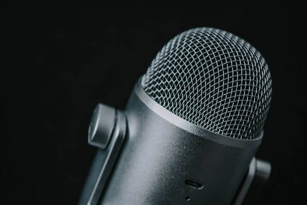 A microphone isolated on a black background - Foto, afbeelding