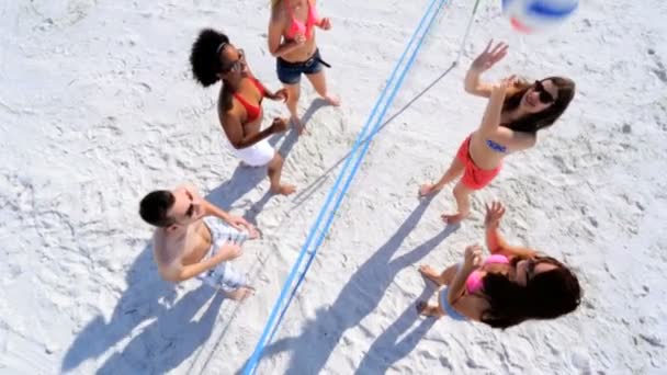 Ludzie grający w siatkówkę plażową - Materiał filmowy, wideo