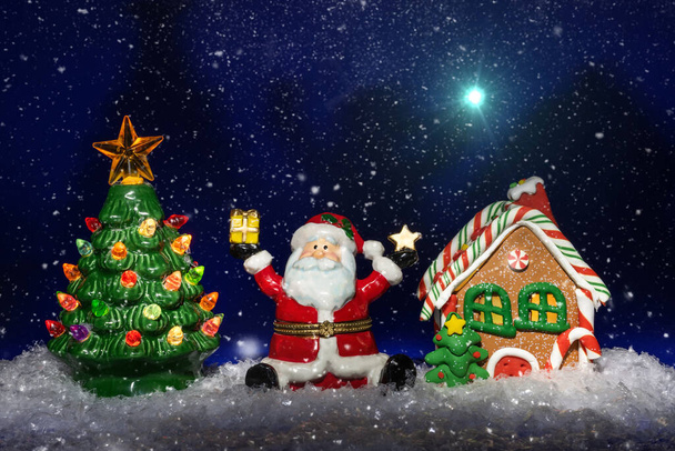 керамическая игрушка Санта Клаус с поднятыми руками - Фото, изображение