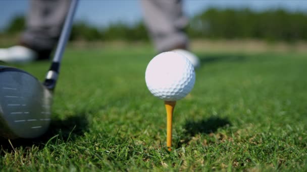 Golfeur frapper balle off tee
 - Séquence, vidéo
