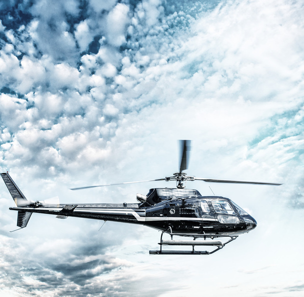 Helikopter repül a kék ég felé - Fotó, kép