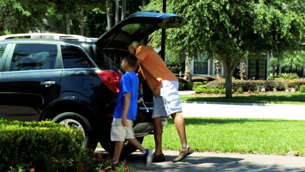 Família colocando sacos no carro
 - Filmagem, Vídeo