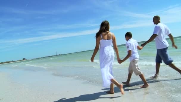 Vanhemmat ja poika meren rannalla
 - Materiaali, video