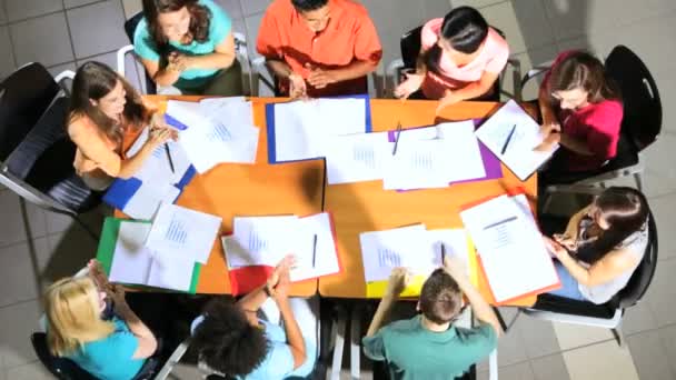 Schüler im Klassenzimmer mit Lehrer - Filmmaterial, Video