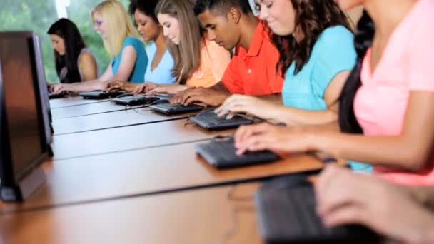 Estudantes trabalhando juntos em computadores
 - Filmagem, Vídeo