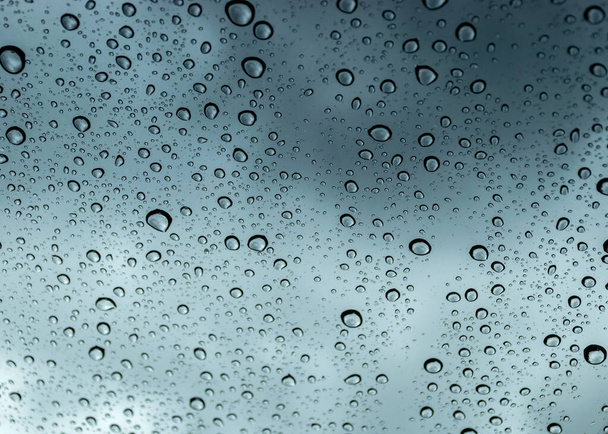 Bild mit Regentropfen am Fenster, Tropfen-Textur, für Hintergrund geeignet - Foto, Bild