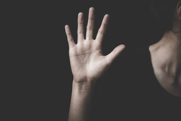 kobieta otwarta ręka. Koncepcja przeciwko czemuś, powstrzymanie przemocy wobec kobiet, międzynarodowy Dzień Kobiet - Zdjęcie, obraz