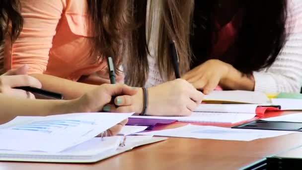 Luokassa työskentelevät teini-ikäiset opiskelijat
 - Materiaali, video