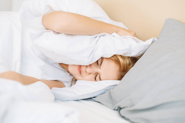 morning headache sleep disorder insomnia woman - Fotografie, Obrázek