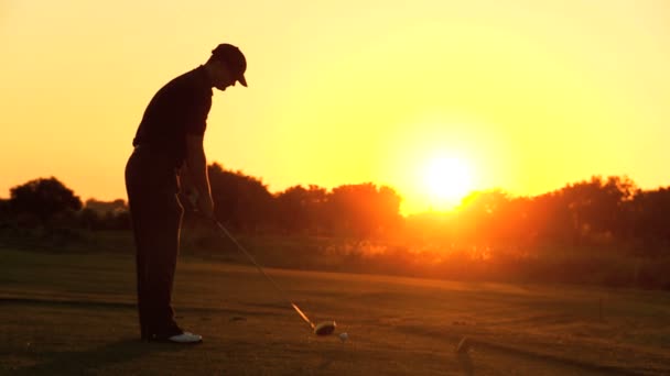 Golfer Felkészülés a Tee Off - Felvétel, videó