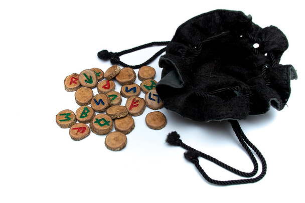 χέρι σκαλισμένα και ζωγραφισμένα ξύλινα δρύινα ρούνους με ανοιχτή τσάντα - Φωτογραφία, εικόνα