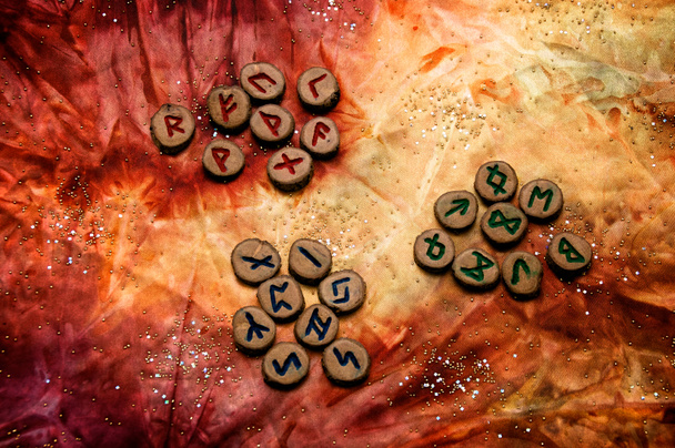 conjunto de runas divididas em aetts em tecido colorido manchado
 - Foto, Imagem