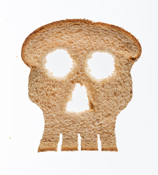 sneetje volkoren brood in de vorm van de schedel - Foto, afbeelding