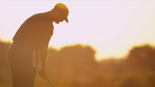 Golfista practicando su swing - Imágenes, Vídeo