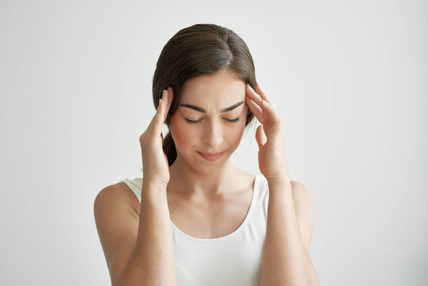 γυναίκα κρατώντας το κεφάλι της ημικρανία προβλήματα υγείας άγχος αρνητικό - Φωτογραφία, εικόνα