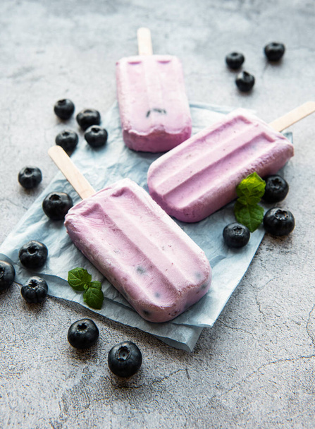  Ice cream popsicles from homemade yogurt and fresh organic blueberries.  - Fotoğraf, Görsel
