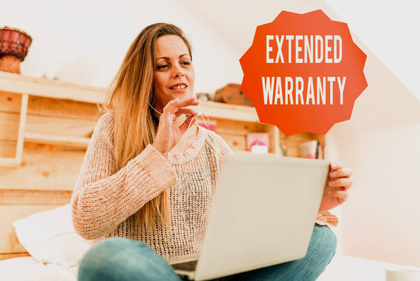 Handwriting text Extended Warranty. Concept meaning contract which gives a prolonged warranty to consumers Casual Internet Surfing, Student Researching Online Websites - Fotografie, Obrázek